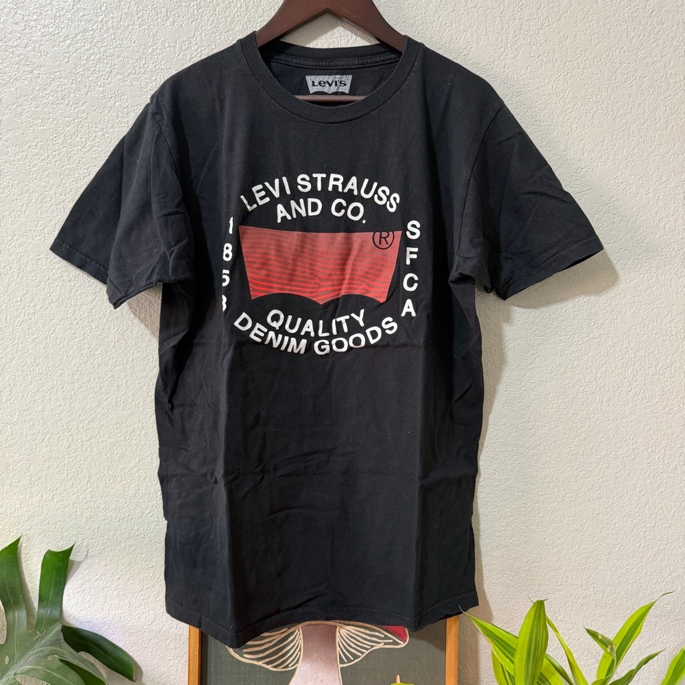 ✨4 for $15✨ Levi's Black and Red Graphic Tee